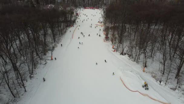 Skidåkare Och Snowboardåkare Åker Skidor Snöbackar Med Skidlift Helgen Drönaren — Stockvideo