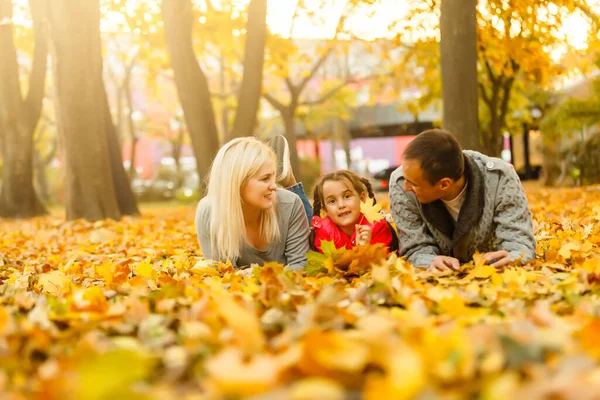 Mutlu Güzel Bir Aile Sonbahar Yürüyüşünde Oynar Güler — Stok fotoğraf