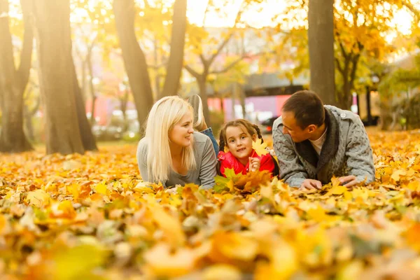 Feliz Bela Família Brincando Rindo Caminhada Outono — Fotografia de Stock