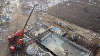 Havuzun inşaat alanının hava araçları, resmi beton bloklar çoktan bitmiş ve tuğlalarla örülmüş, adımlar çoktan hazırlanmış ve beton dolguya hazır.