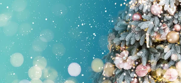 Pankart. Mavi Noel süsü, kartpostal. Ağaçta bir kar tanesi, toplar ve bir çelenk.