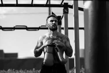 Boks eldiveni giyen bir adam.