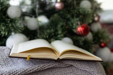 Noel arka plan boş defter, çam dalları, süslemeleri ve hediye kutuları ile. Metin için yer. Üstten Görünüm. Noel yapılacaklar listesi ya da dilek listesi.