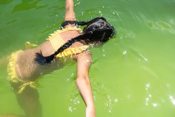 Petite Fille Dans Eau Verte Piscine Très Sale — Photo