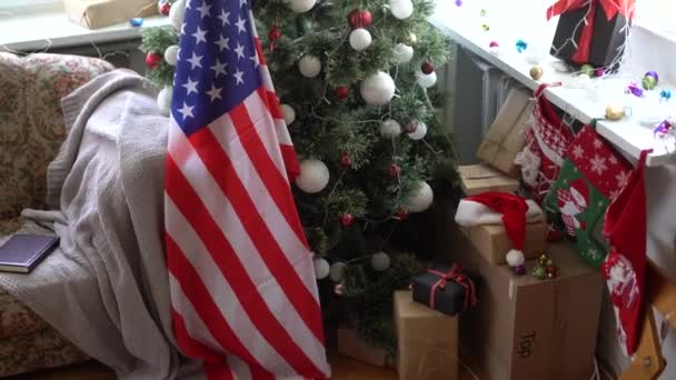 Close Caixas Presente Uma Árvore Natal Com Uma Bandeira Americana — Vídeo de Stock