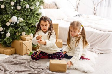 Noel, Noel, kış, mutluluk konsepti. Oynayan iki sevimli kız..