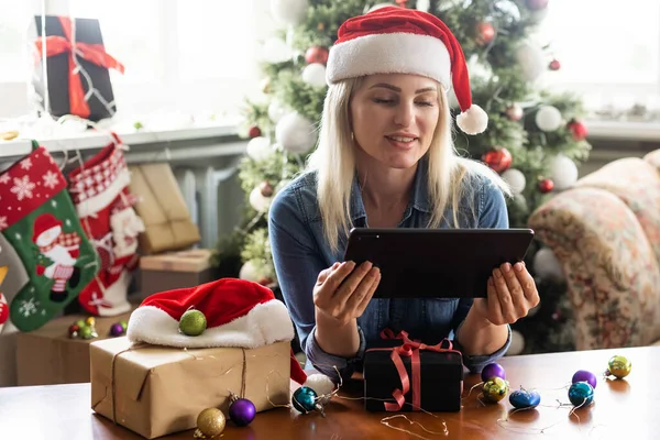 Mulher Com Chapéu Papai Noel Usando Videoconferência Tablet Decorações Luzes — Fotografia de Stock