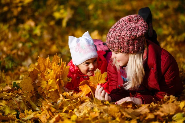 Young Mother Her Little Daughter Autumn Park — Stock Photo, Image
