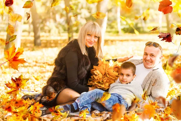 Szczęśliwa Rodzina Jesiennym Parku Wysokiej Jakości Zdjęcie — Zdjęcie stockowe