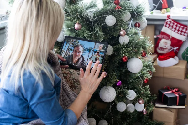 Una Mujer Joven Fondo Árbol Navidad Con Regalos Con Una — Foto de Stock