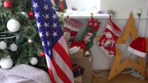 Primo Piano Scatole Regalo Albero Natale Con Una Bandiera Americana — Video Stock