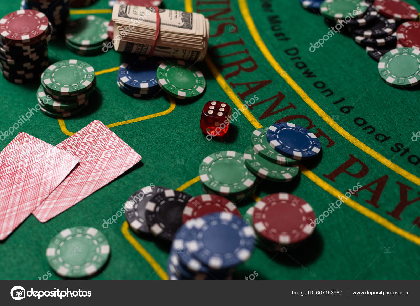 二十一点玩纸牌和赌场扑克筹码——图库图片© sinenkiy #607153980