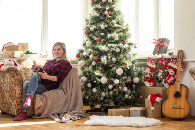 Noel ağacının yanında örgü elbiseli güzel bir kadın. Moda güzel, şehvetli yeni yıl kadını..