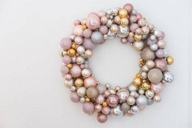 rustik ahşap üzerine kırmızı süsler ile yapılan büyük bir Noel çelenk Üstten Görünüm.