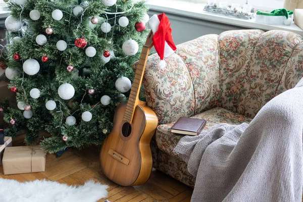 배경에 장식된 크리스마스 트리가 — 스톡 사진