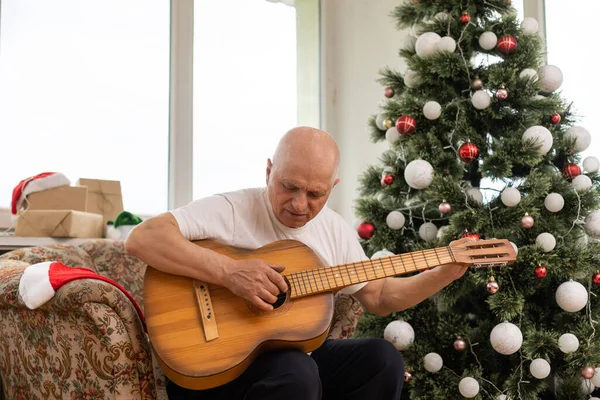 Old Man Guitar Christmas — Stock Photo, Image