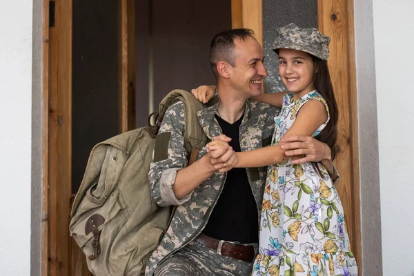 Szerető Katonai Apa Lányával Otthon — Stock Fotó