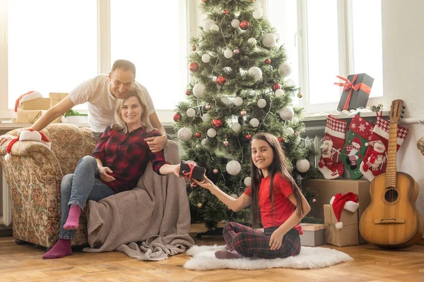 Jovem Família Feliz Enquanto Celebra Natal Casa — Fotografia de Stock