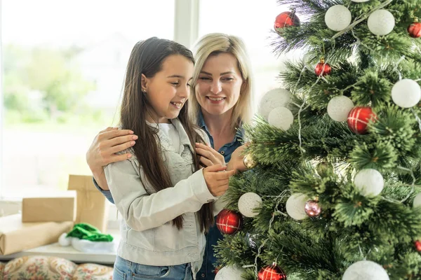 Mãe Com Sua Filha Criança Celebrando Perto Árvore Natal — Fotografia de Stock