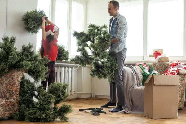 クリスマスツリーを組み立てる父と娘 クリスマス 冬のコンセプト 家族の活動 — ストック写真