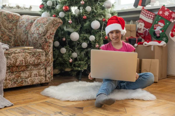 거실에 크리스마스 크리스마스 근처에서 있어요 노트북을 가지고 소녀가 친구들 의사소통을 — 스톡 사진