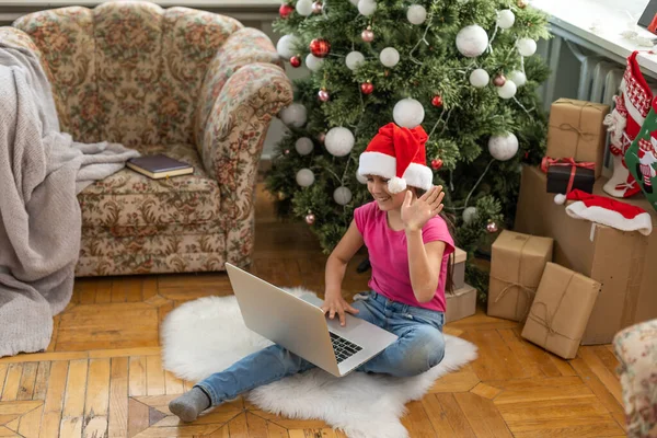 소녀가 크리스마스 밑에서 선물을 비디오 링크를 조부모와 대화를 나눈다 집에서 — 스톡 사진