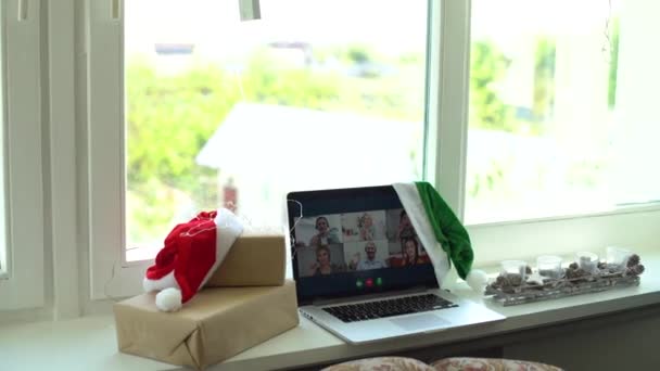 Mujer Videocalling Ordenador Portátil Dar Regalo Navidad Concepto Navidad Casa — Vídeo de stock