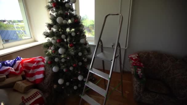 Kerstboom Trapladder Nieuwjaarsviering Tijdens Reparatiewerkzaamheden — Stockvideo