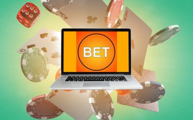 Zarlı kumarhane fişleri ve iskambil kartları. Kumar, poker ve eğlence anlayışı. Online kumarhane bahsi