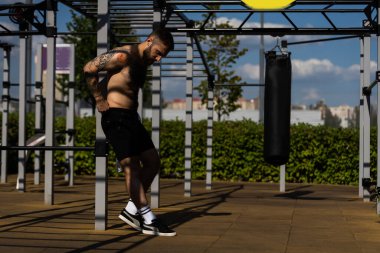 Spor makinesiyle sokakta spor yapan bir adamın portresi.