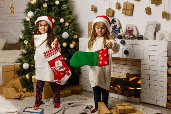 Dos Niñas Compartiendo Una Sorpresa Mañana Navidad — Foto de Stock