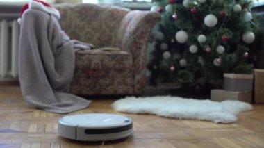 Robotik süpürge Noel 'de yerleri süpürüyor..