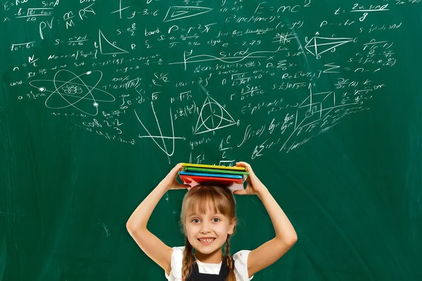 Концепция Обучения Детей Математике Симпатичная Девочка Математик Школьном Фоне Рисунками — стоковое фото