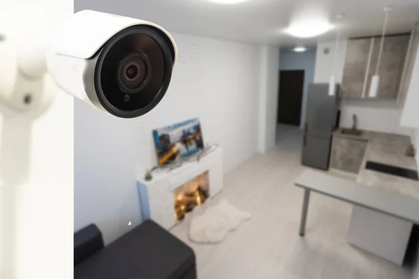 居心地の良いアパートの白い壁にある最新のWi Fi監視カメラのオブジェクトショットを閉じるその上にWi Fiアイコンがあります — ストック写真