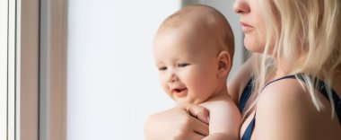 Odasında annesinin yanında mutlu bir çocuk var..