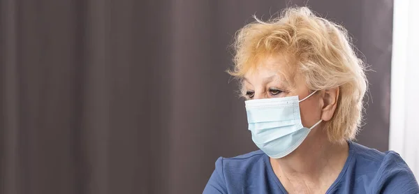 Старшая Женщина После Прививки Защита Вирусов Covid 2019 — стоковое фото