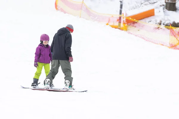 Malá Roztomilá Dívka Učí Jezdit Dětském Snowboardu Zimní Sporty Pro — Stock fotografie