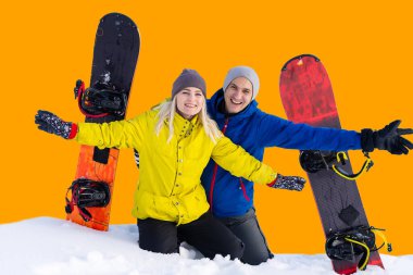 Mutlu aile kış tatilinin tadını çıkarıyor..