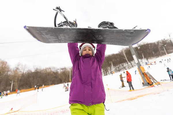 Snowboard Winter Sport Menina Criança Brincando Com Neve Vestindo Roupas — Fotografia de Stock