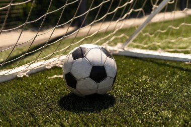 deri futbol topu yeşil çimenlerin üzerinde görmek