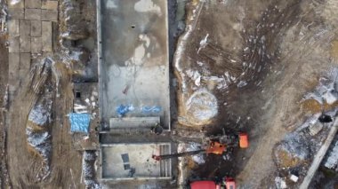 Havuzun inşaat alanının hava araçları, resmi beton bloklar çoktan bitmiş ve tuğlalarla örülmüş, adımlar çoktan hazırlanmış ve beton dolguya hazır.