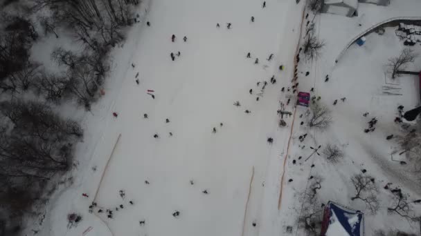 Skidåkare Och Snowboardåkare Åker Skidor Snöbackar Med Skidlift Helgen Drönaren — Stockvideo