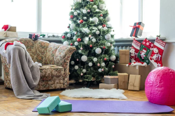 커다란 거실의 대리석 바닥에 크리스마스 배경에 있어요 — 스톡 사진