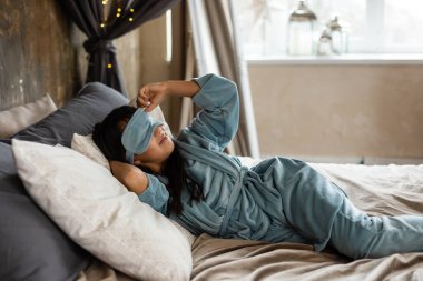 Sevimli küçük kız pijama sabahları yatakta.