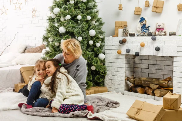 Grootouders Kinderen Hebben Plezier Tijdens Kerstviering Thuis Met Familie — Stockfoto