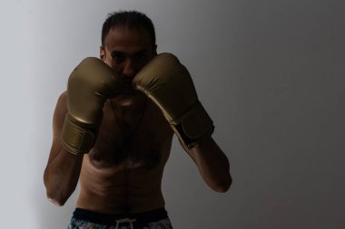 Boks eldivenli zayıf adam.