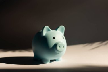 Basit ağlama ile Piggy banka - deyimler - üzgün,