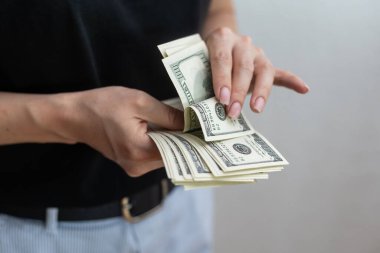 Masada dolar sayan bir kadın.