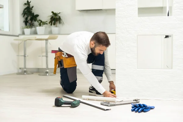 Craftsman Measures Length Plinth Cutting Installing Plinth Corner Wall Close — Stock Photo, Image