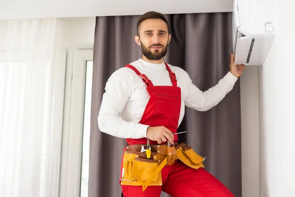 Techniker Repariert Klimaanlage Innenräumen — Stockfoto